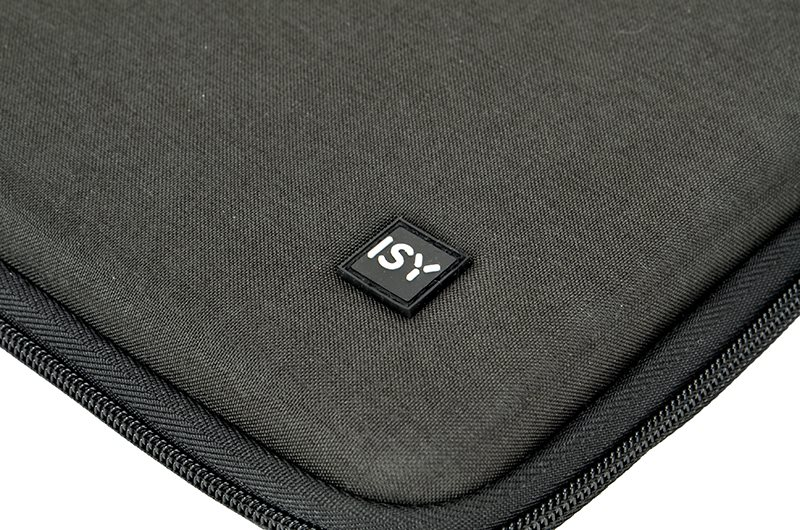 Un primer plano de una bolsa gris oscuro con el logotipo de ISY.