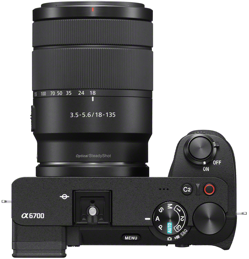 Schwarze Sony α6700 Kamera mit Objektiv. Das Objektiv hat die Zahlen 18-135. Bedienelemente umfassen Ein/Aus, Moduswahl und Menü-Taste.