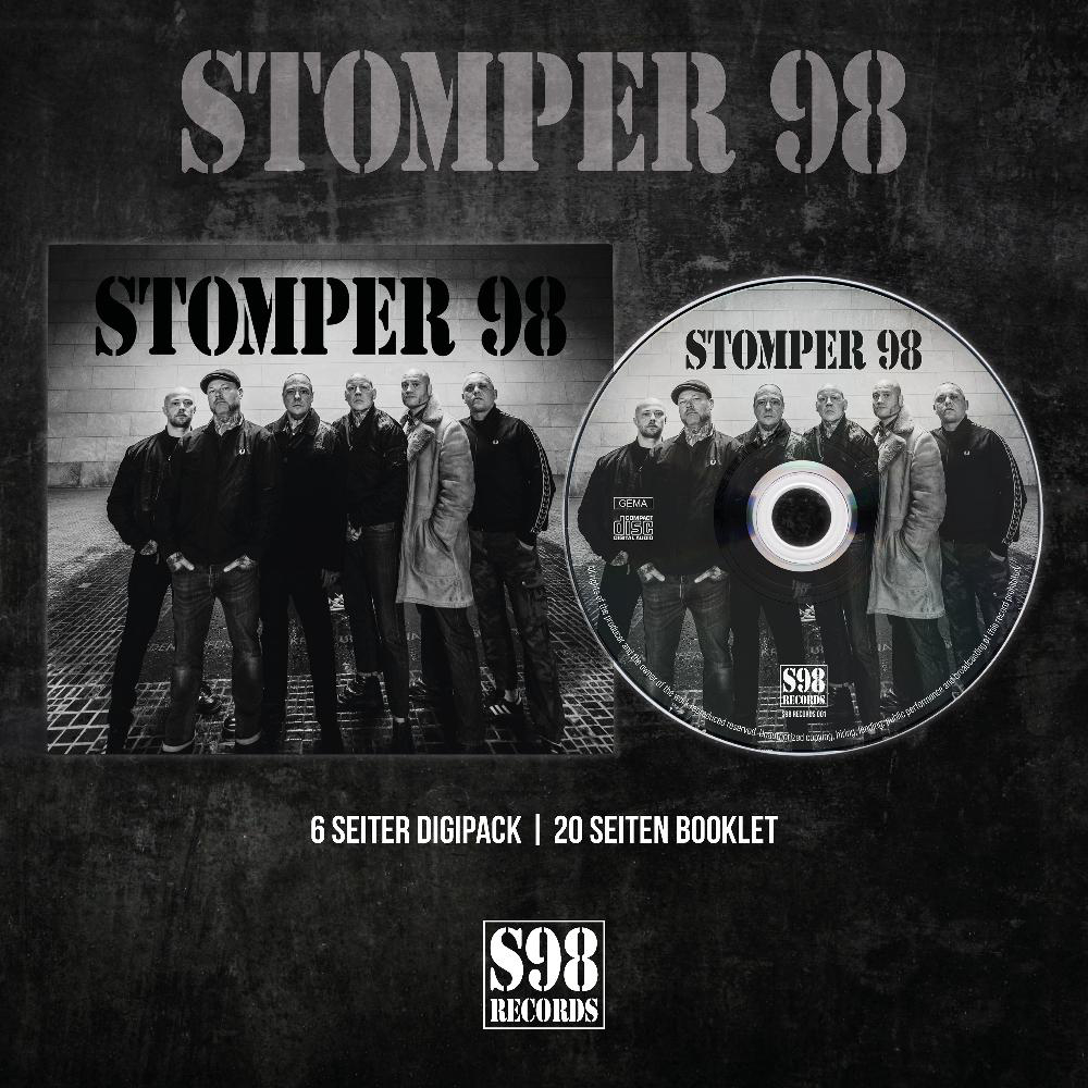 Albumcover mit Bandmitgliedern, einer CD und Text vor grauem Hintergrund.