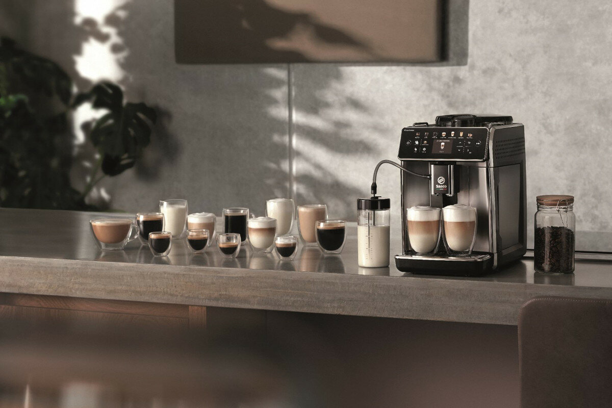 Ekspres do kawy z wieloma rodzajami kaw i słoikiem ziaren.