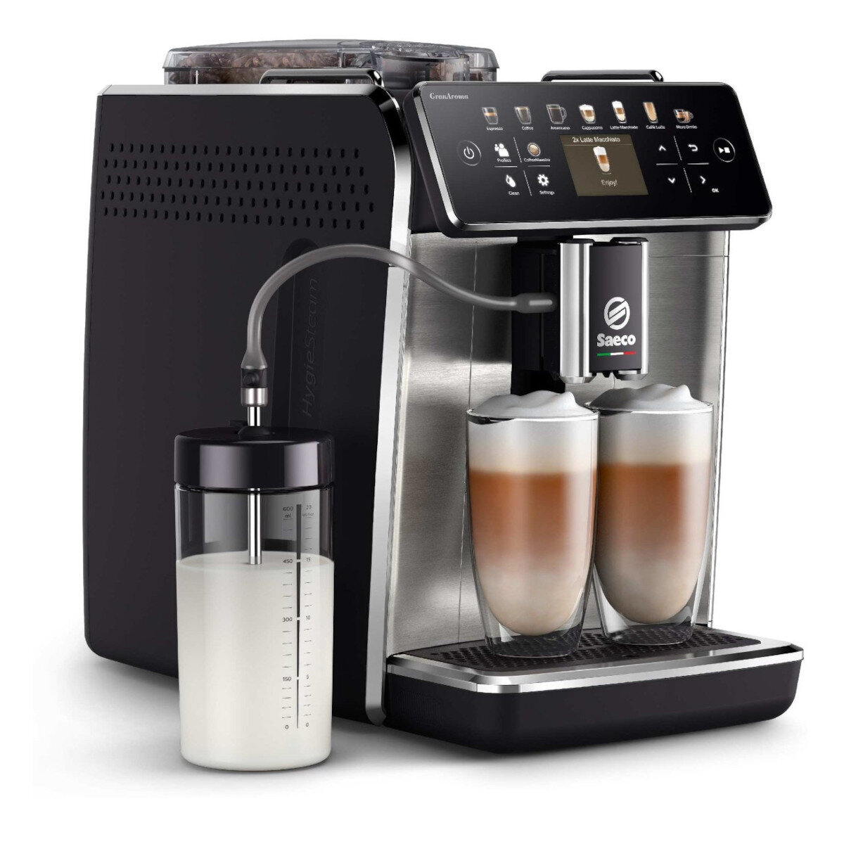 Ekspres do kawy Saeco z dwoma szklankami latte i pojemnikiem na mleko. Białe tło.