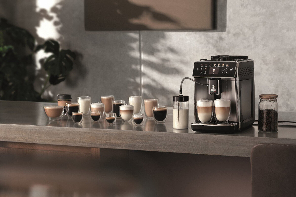 Ekspres do kawy z różnymi napojami kawowymi. Ziarna kawy i szklany słoik obok.