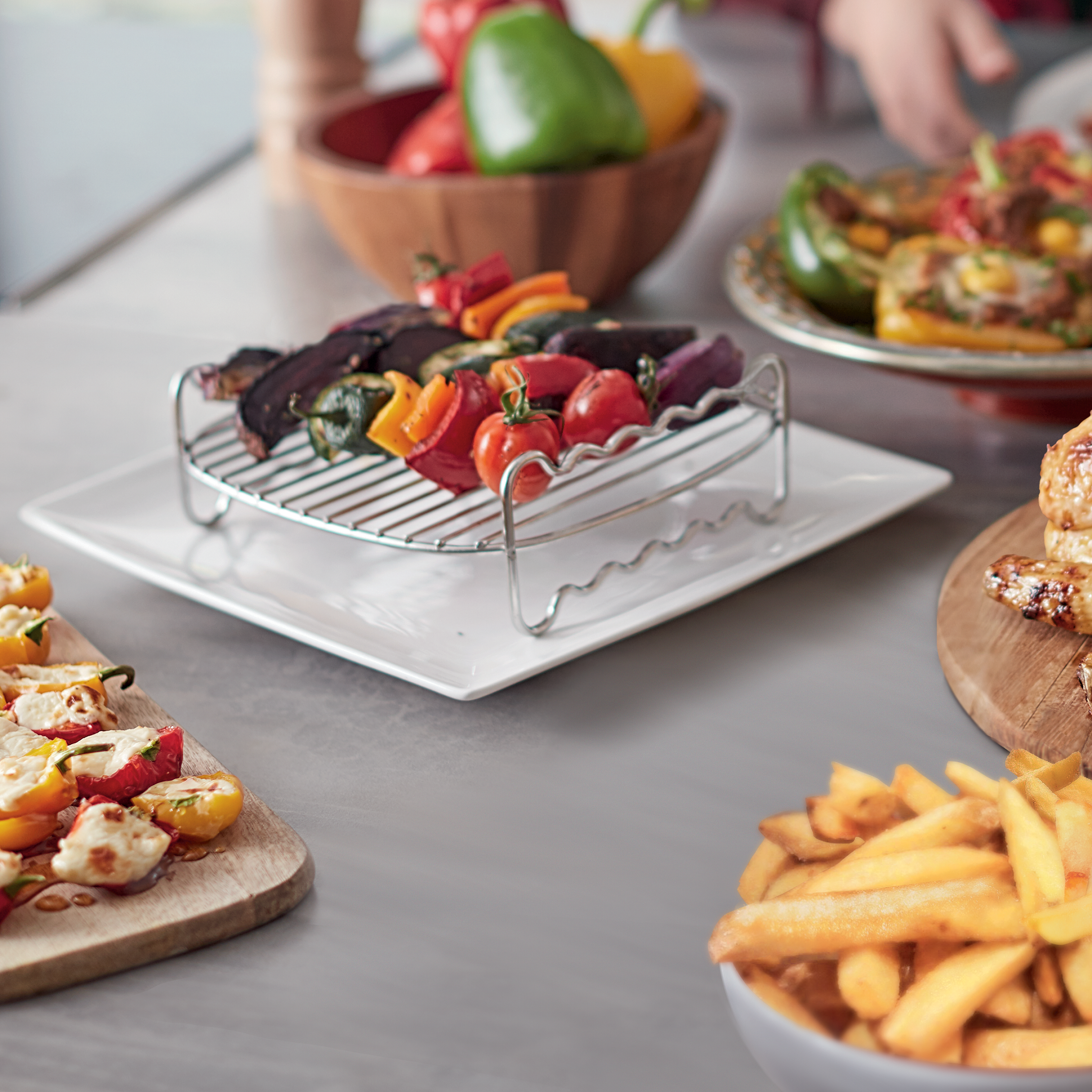 Widok z tyłu i z boku białej pralki na stojaku.