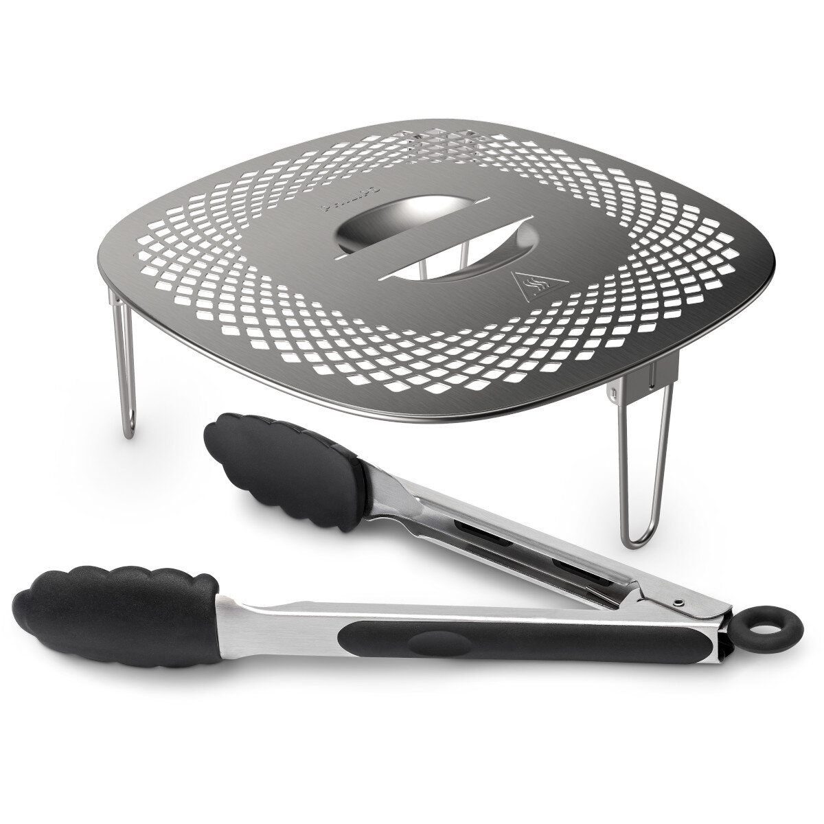 Srebrny ruszt z nóżkami i para czarnych szczypiec.