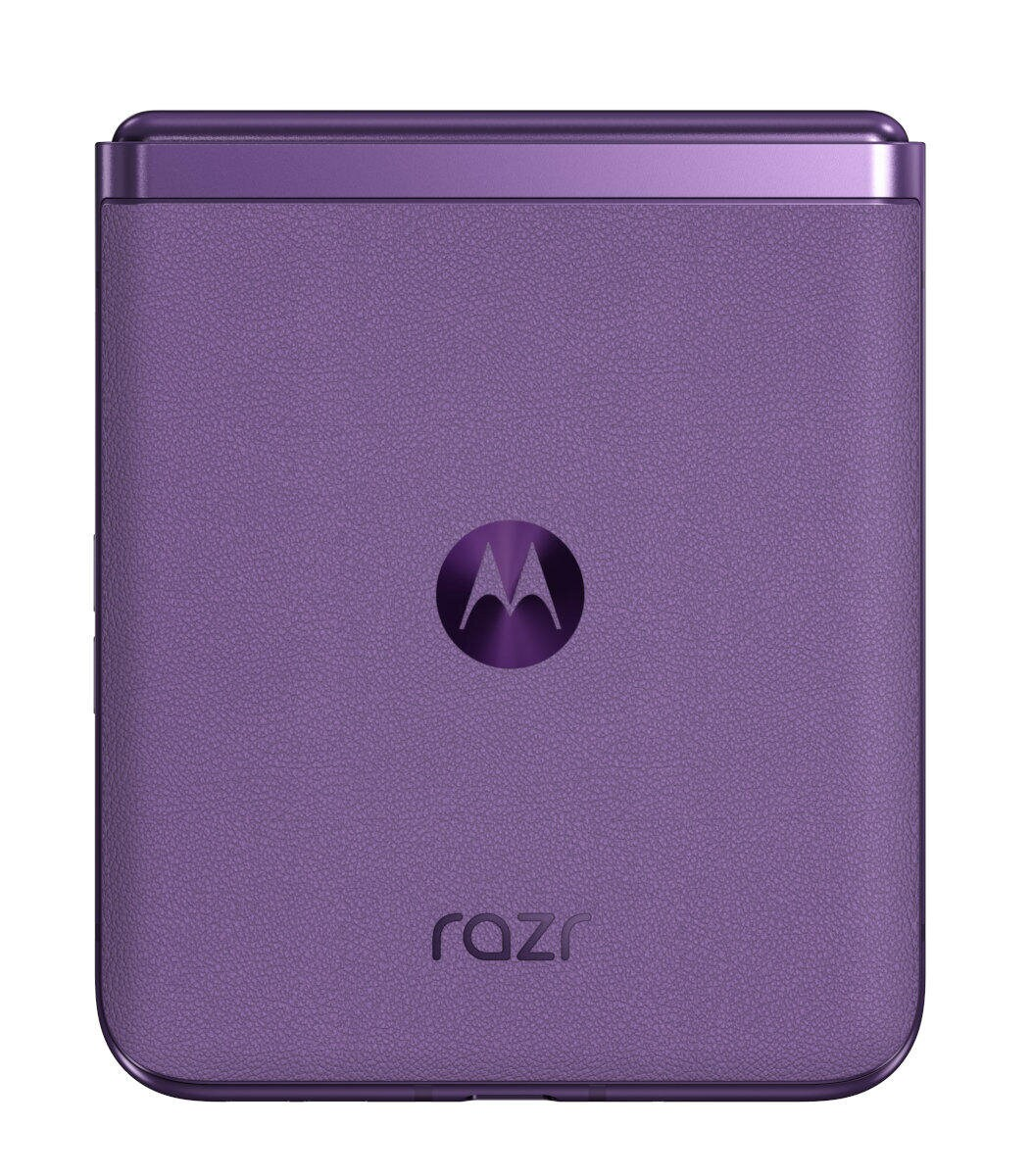 Fioletowy, zamknięty telefon Motorola Razr. Logo Motoroli na środku tylnej obudowy.