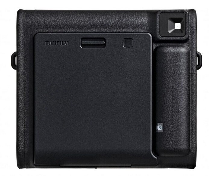 Zbliżenie czarnego aparatu z fakturą skóry. Logo Fujifilm z tyłu.