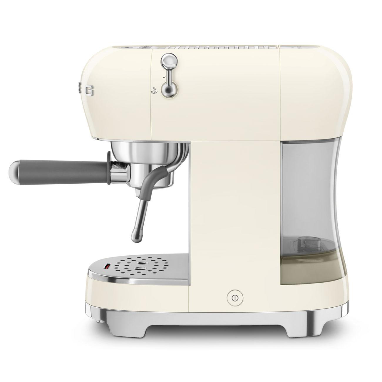Eine cremefarbene Espressomaschine mit einem Chromauslauf und einem Wassertank.