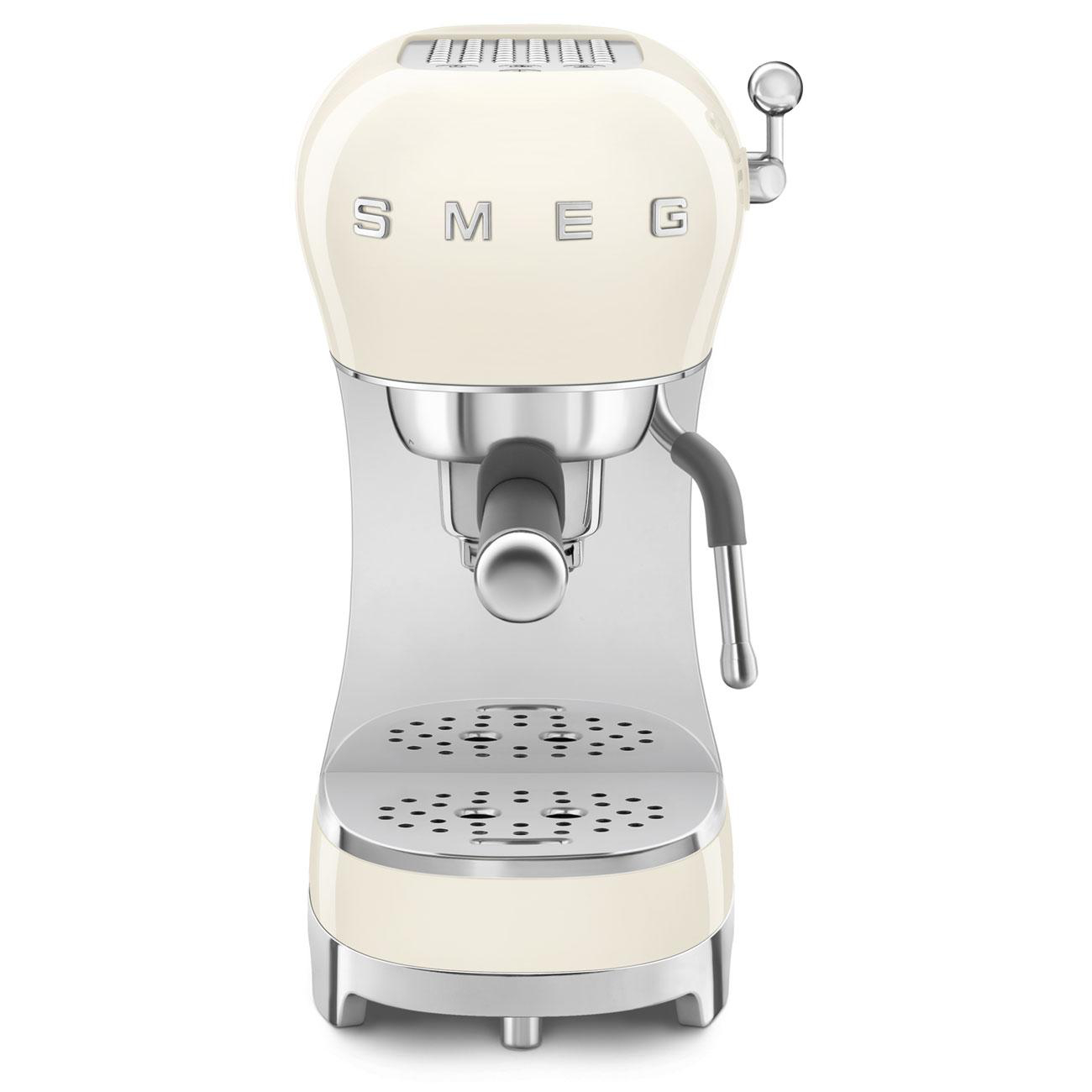 Cremefarbene Smeg Espressomaschine, silberfarbene Akzente, weißer Hintergrund.
