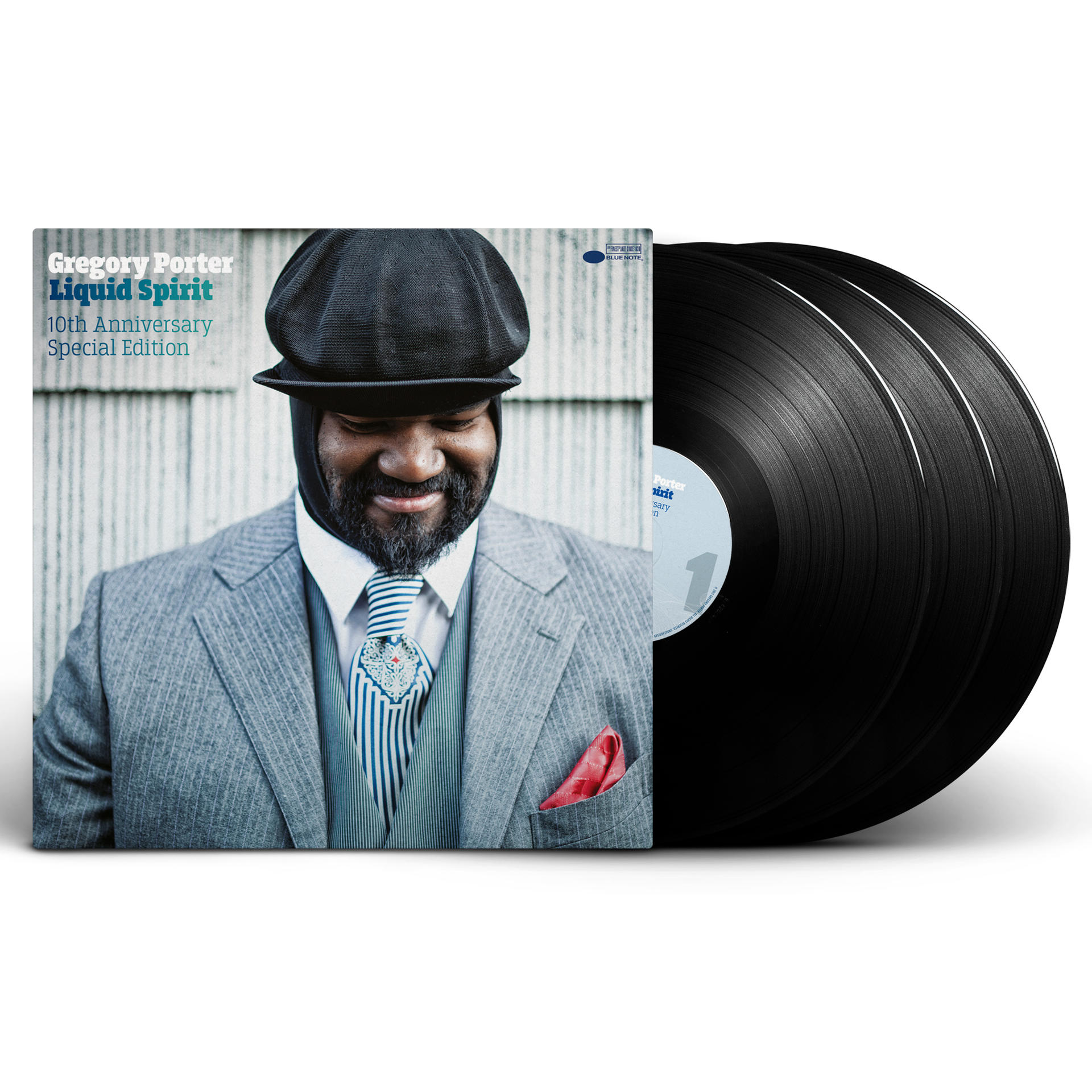 Albumcover, Gregory Porter, Anzug, lächelnd, mit Schallplatten.