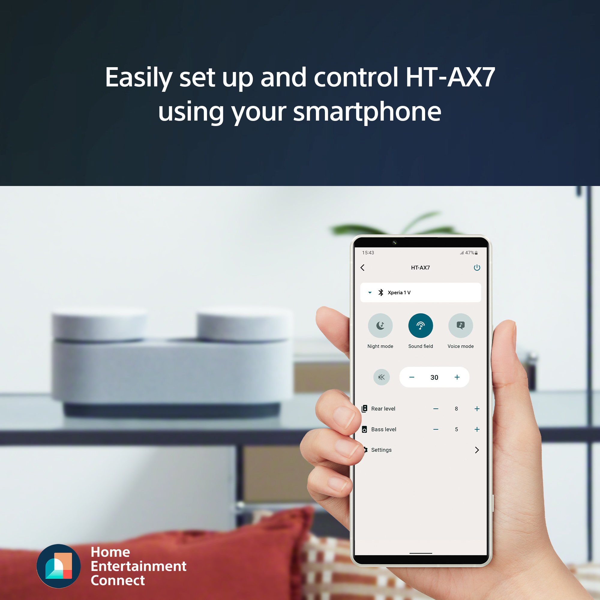 Une main tient un smartphone affichant l'interface d'une application Sony Home Entertainment Connect.