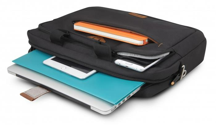 Fekete laptop táska nyitva, benne laptop, tablet, telefon és jegyzetfüzet. Fehér háttér.