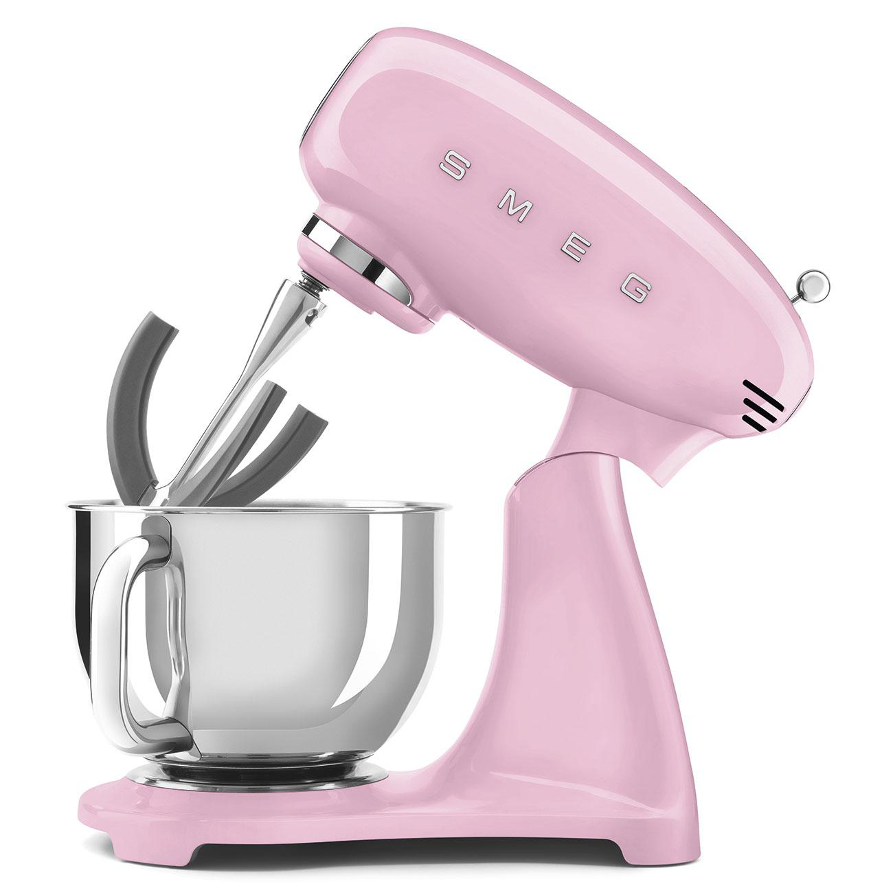 Ein rosa Smeg-Küchenmixer mit einer Edelstahlschüssel.