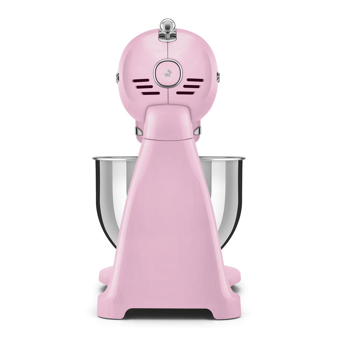 Ein rosa Küchenmixer mit einer Edelstahlschüssel, von hinten gesehen.