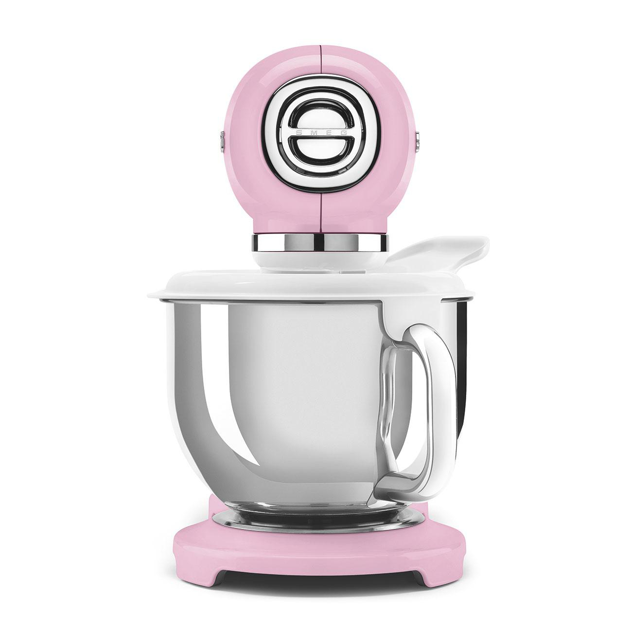 Pink Smeg Küchenmaschine. Der Mixer steht auf einer rosa Basis und hat eine Edelstahlschüssel.