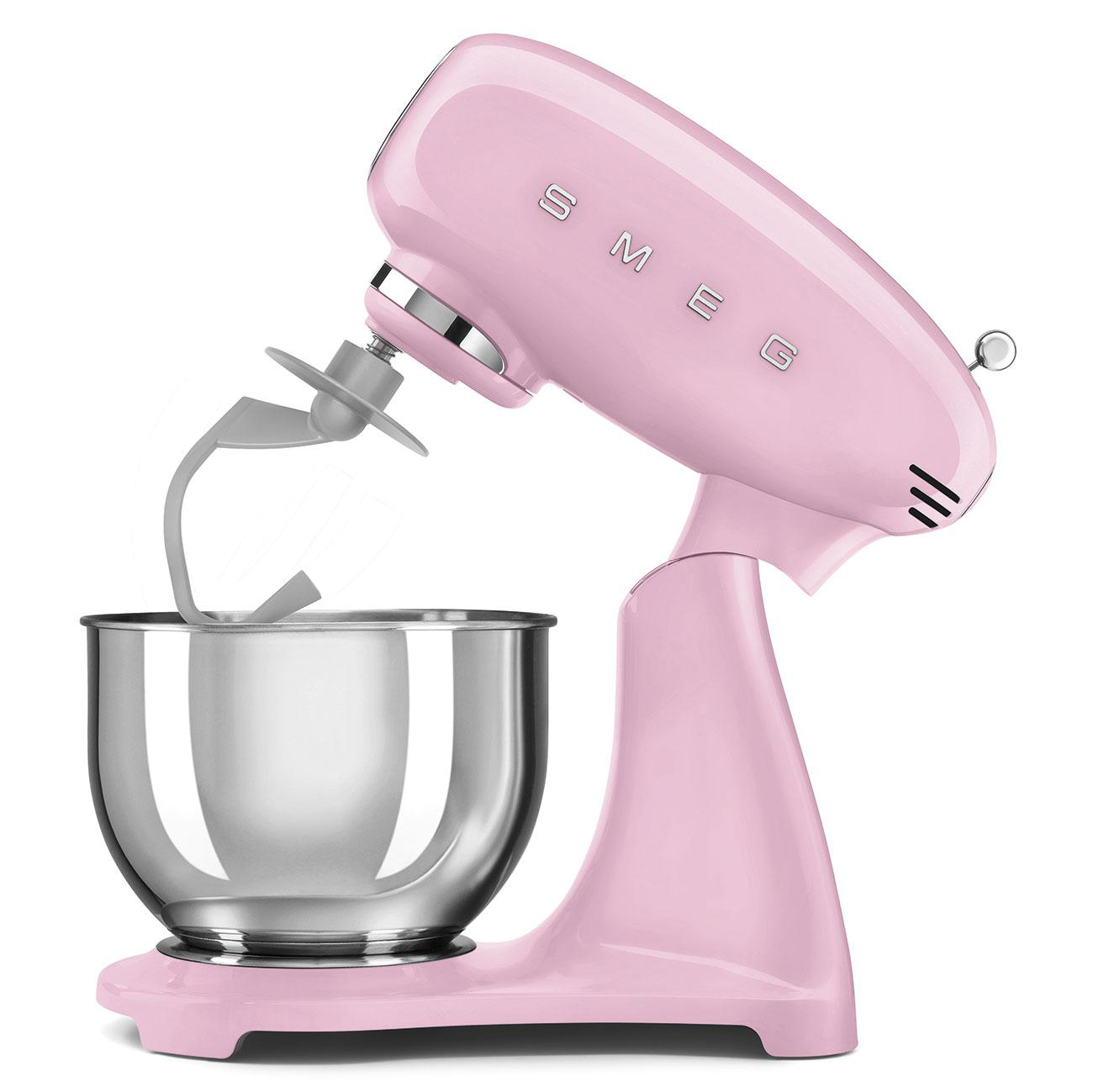 Rosafarbener Küchenmixer mit Schüssel und Rührbesen, weißer Hintergrund.