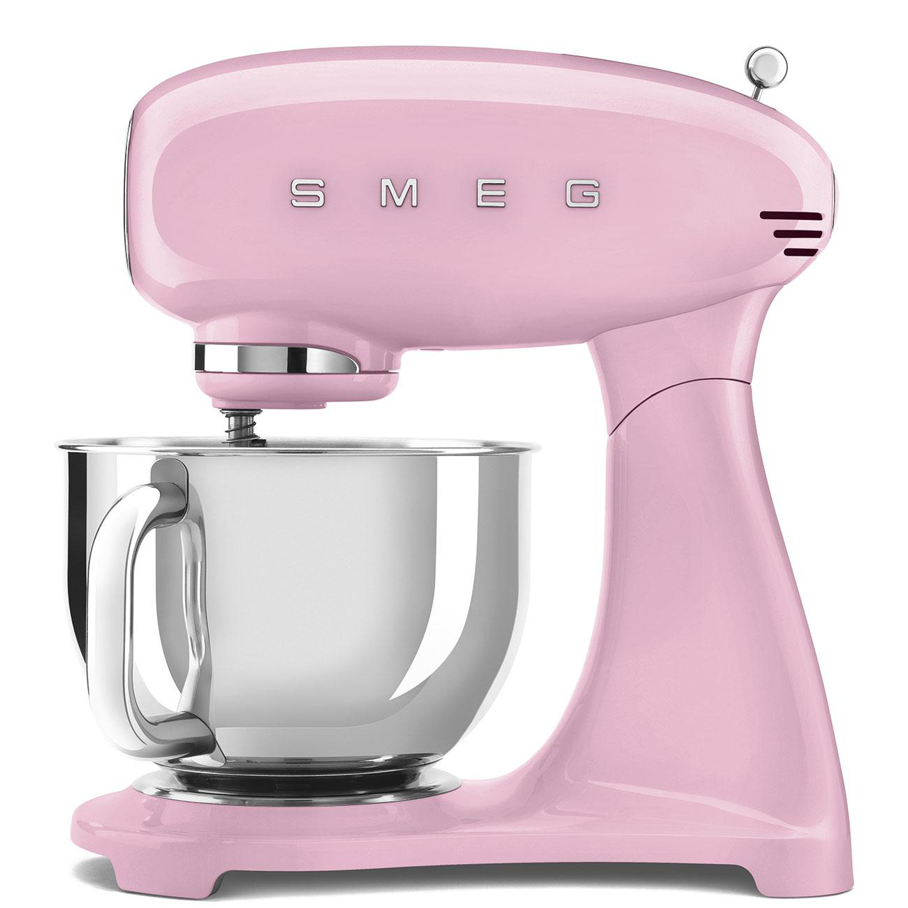 Rosa SMEG Küchenmaschine. Silberne Schüssel, Chromakzente und weißer Hintergrund.