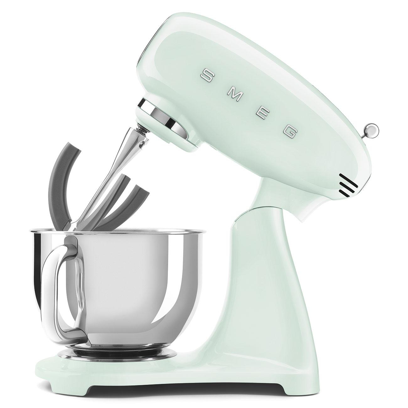 Mintgrüner SMEG-Küchenmixer mit Aufsätzen und Chromschüssel. Weißer Hintergrund.