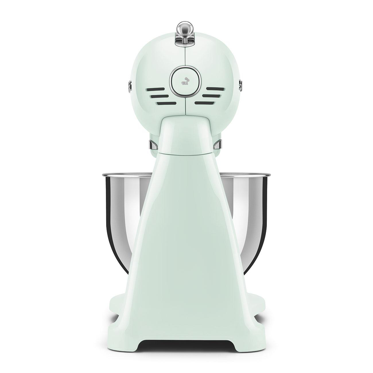 Mintgrüner Küchenmixer. Glänzende Metallschüssel. Retro-Design.