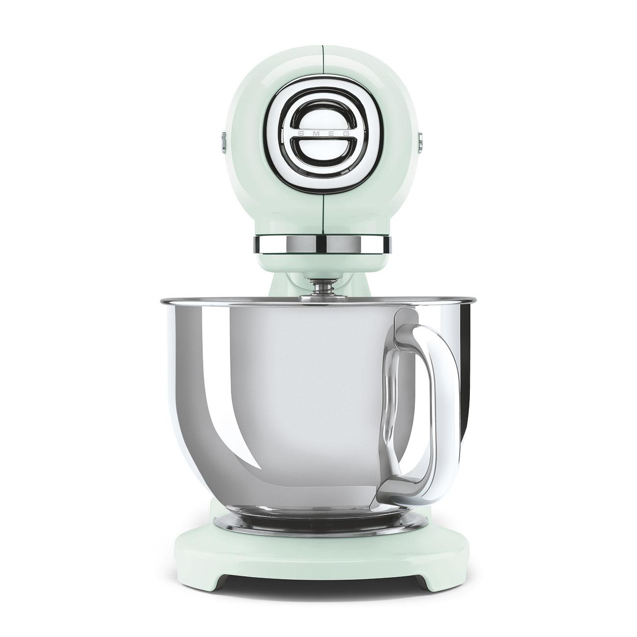 Mintgrüner Küchenmixer mit einer Edelstahlschüssel. Der Mixer steht auf einer weißen Oberfläche.