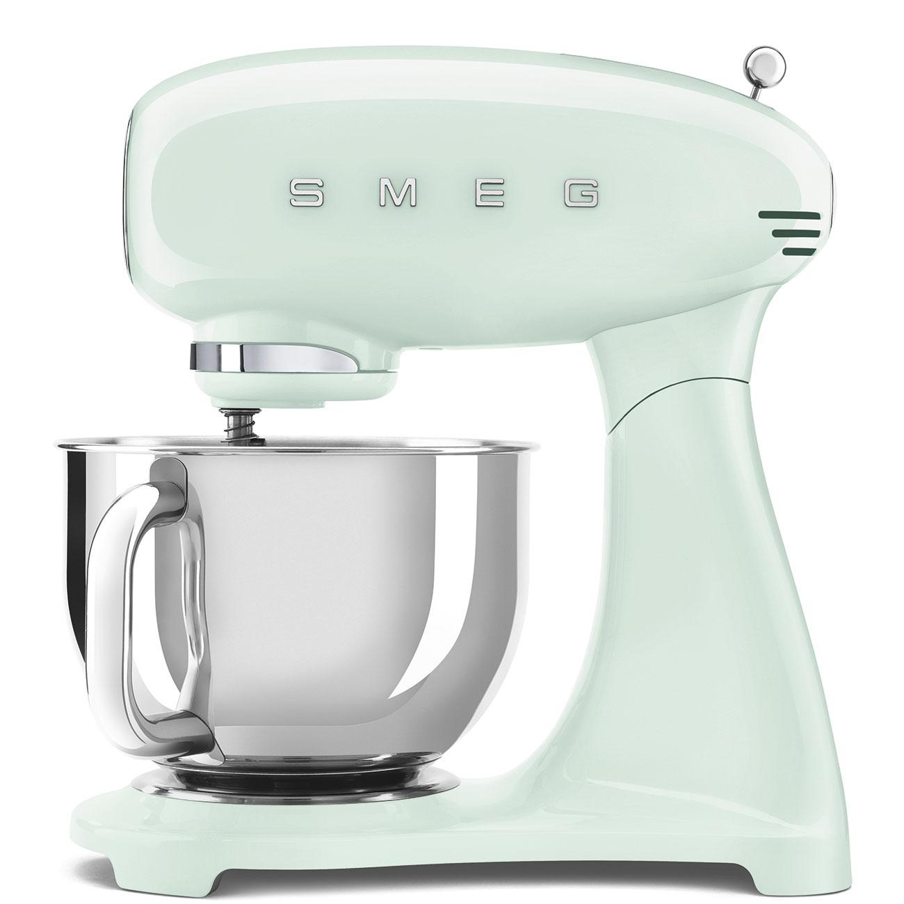 Mintgrüner Küchenmixer. Der Mixer hat eine silberne Schüssel und einen Griff, mit Retro-Design.