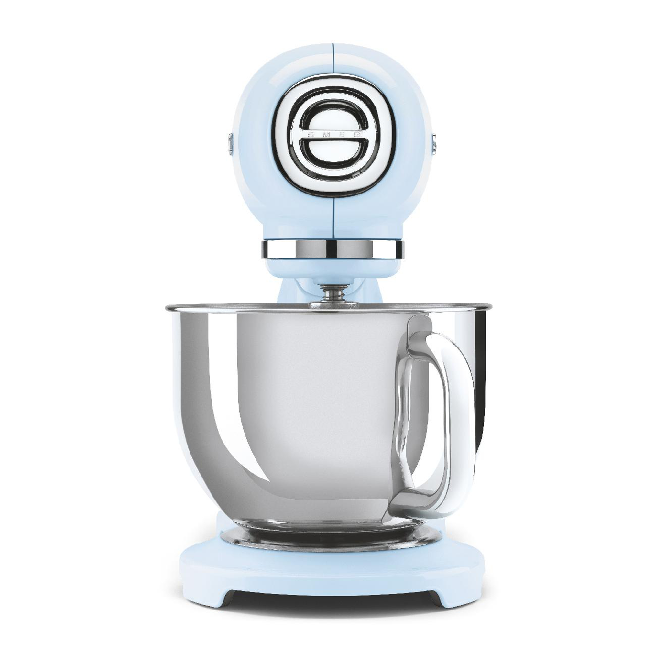 Blauer Küchenmixer, Edelstahlschüssel, weißer Hintergrund, Vorderansicht.