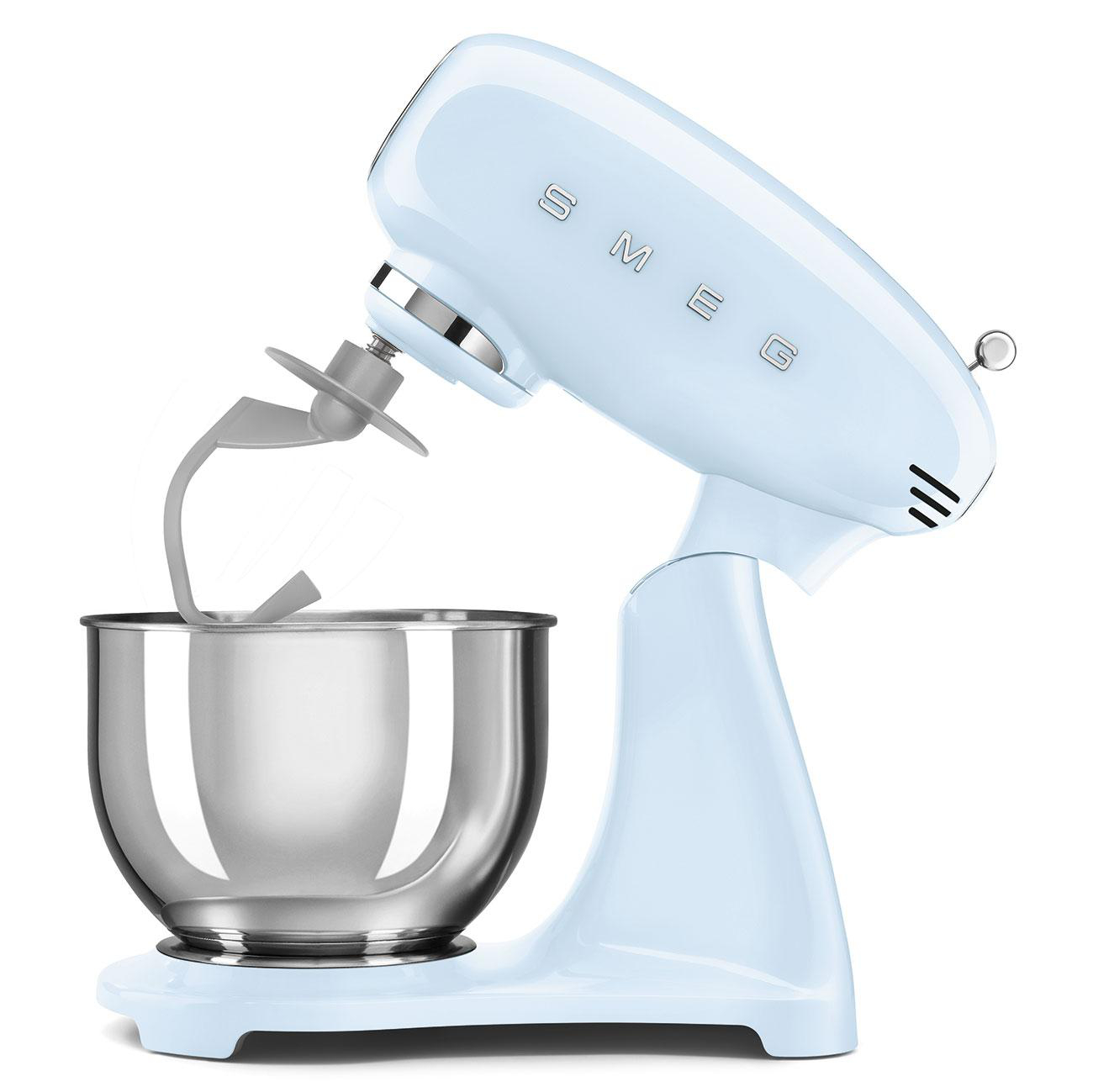 Hellblauer Smeg-Küchenmixer mit Schüssel und Rührwerk. Isoliert auf weißem Hintergrund.
