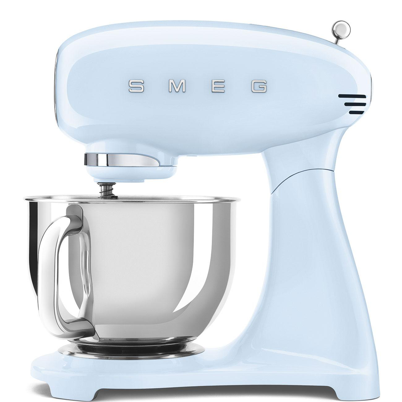 Hellblauer Küchenmixer mit Schüssel und Rührbesen, weißer Hintergrund.