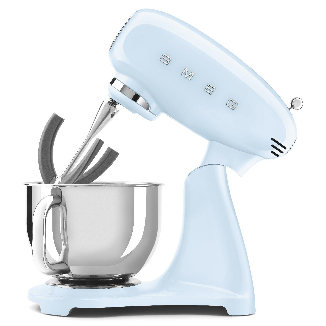 Hellblauer Smeg-Küchenmixer. Silberne Schüssel und Aufsätze. Weißer Hintergrund.