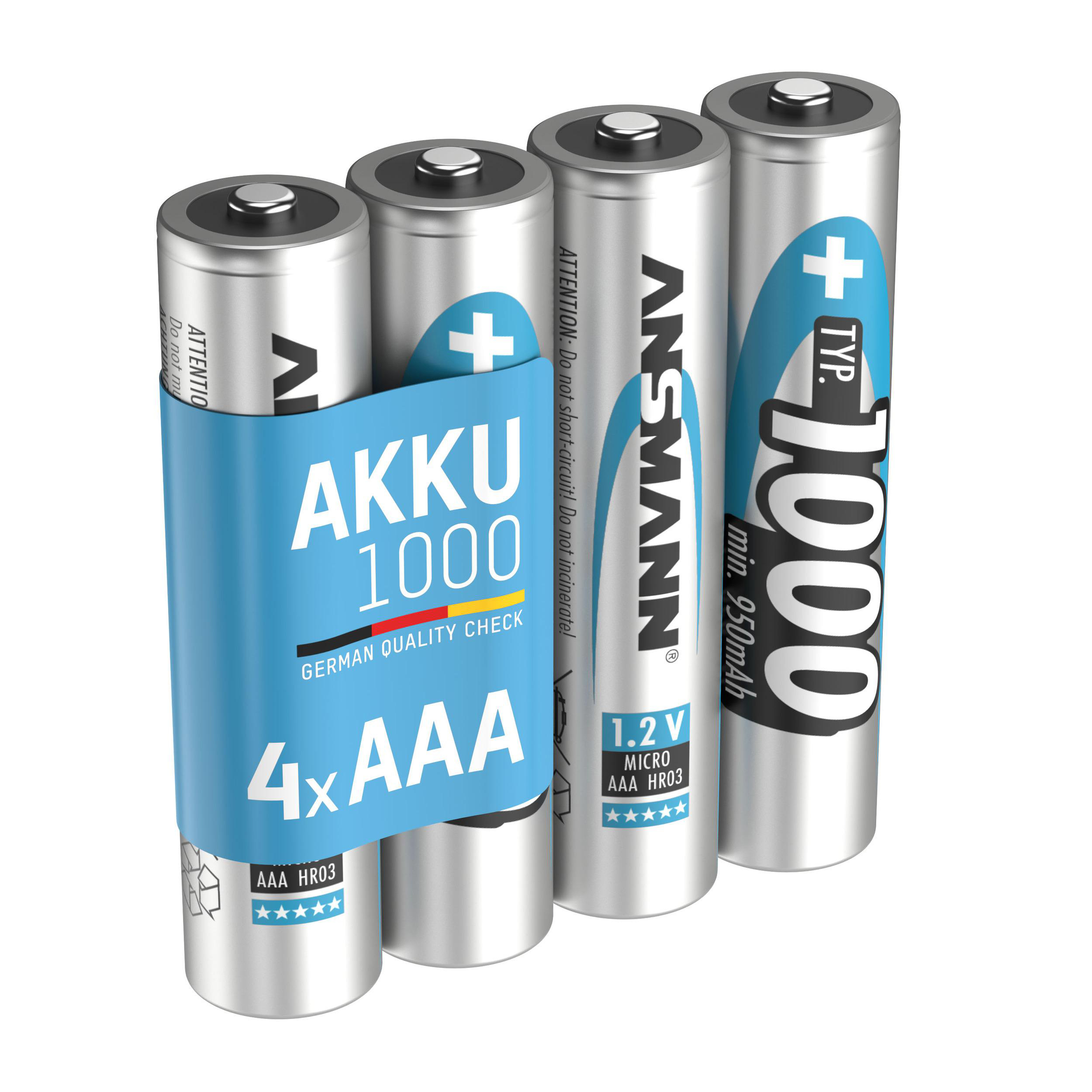 Vier AAA-Batterien mit blauem Etikett mit der Aufschrift AKKU 1000. Die Batterien sind silberfarben mit schwarz-weißem Text.