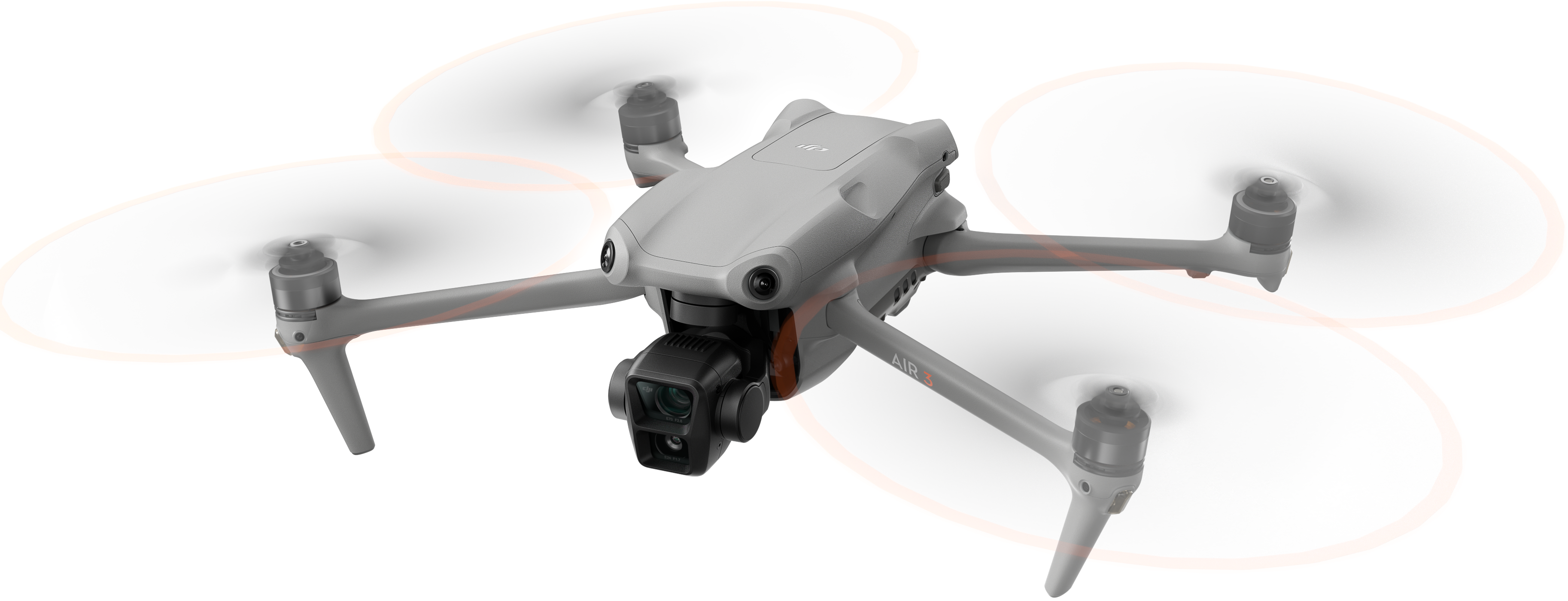 Un drone grigio con quattro eliche in aria, pronto per il volo, su sfondo bianco.