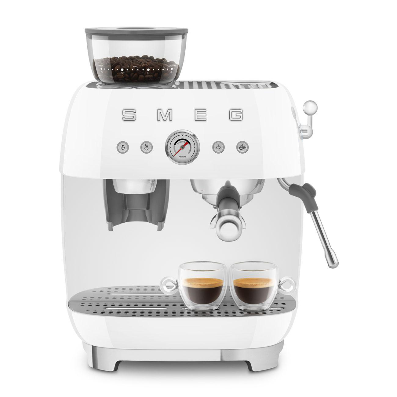 Weiße Smeg Espressomaschine mit Bohnenbehälter, zwei Tassen Kaffee und Details.