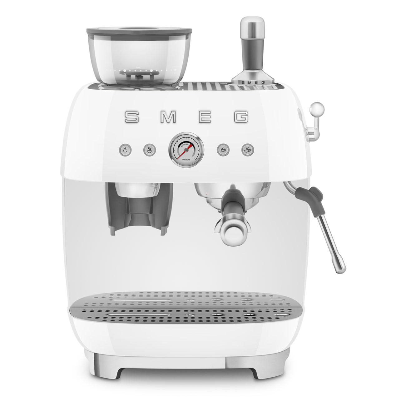 Eine weiße Smeg Espressomaschine.