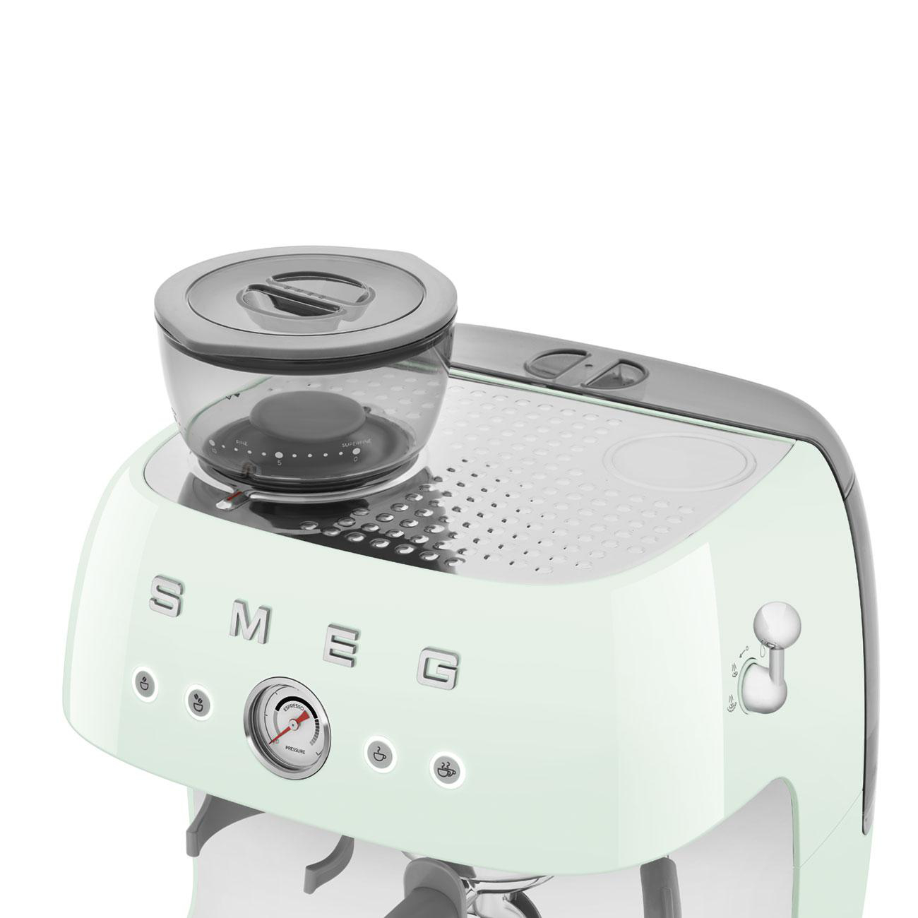 Nahaufnahme einer mintgrünen Smeg Espressomaschine. Ein Mahlwerk befindet sich oben.
