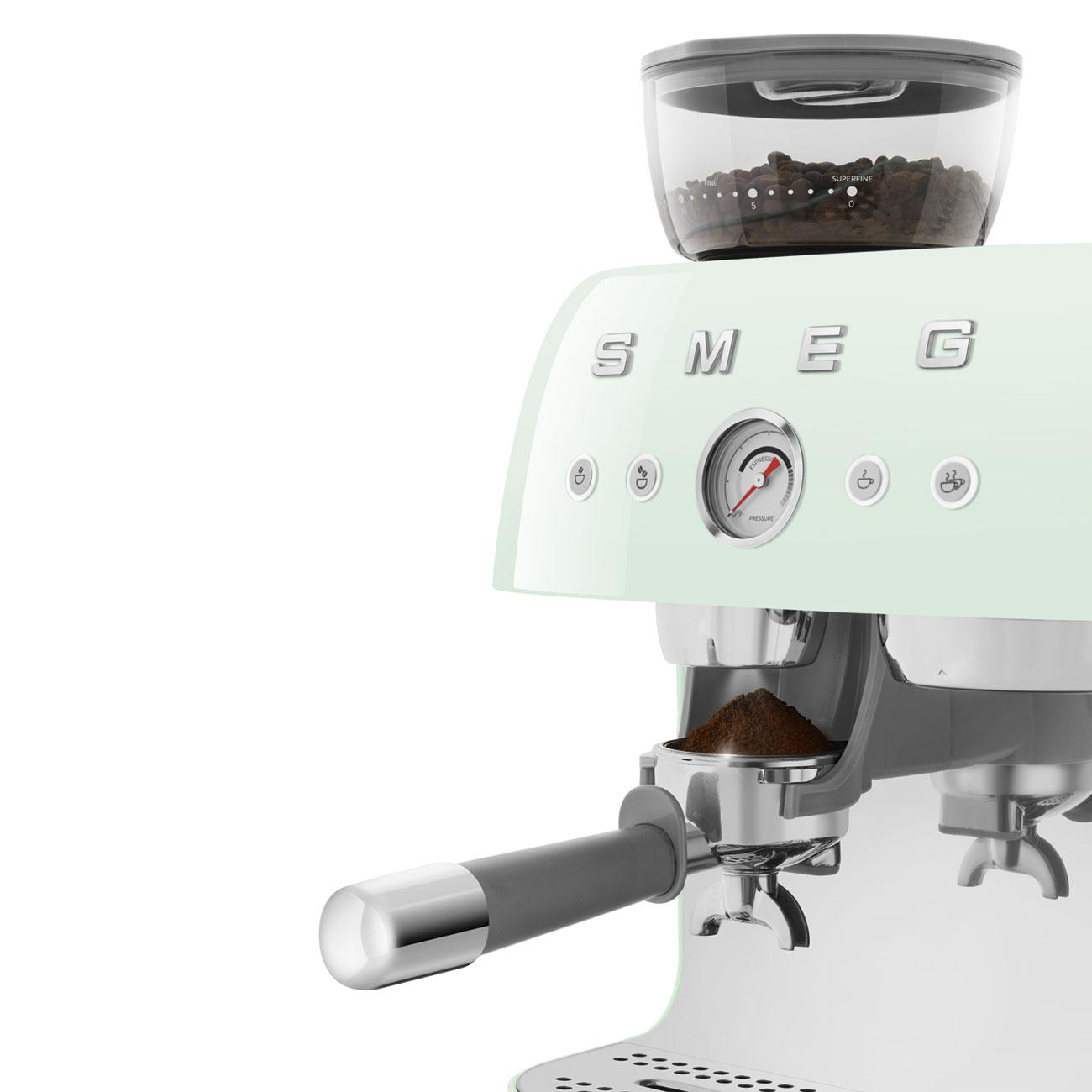 Hellgrüne Espressomaschine mit Kaffeebohnen in einem transparenten Behälter. Manometer sichtbar.