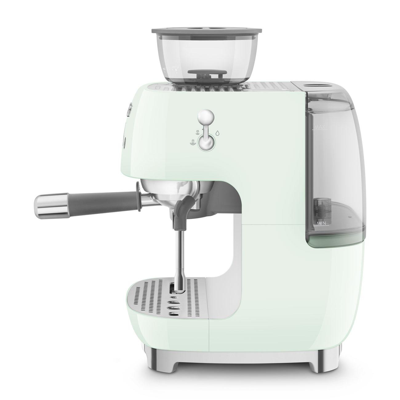 Eine mintgrüne Espressomaschine mit Mahlwerk, vor weißem Hintergrund.