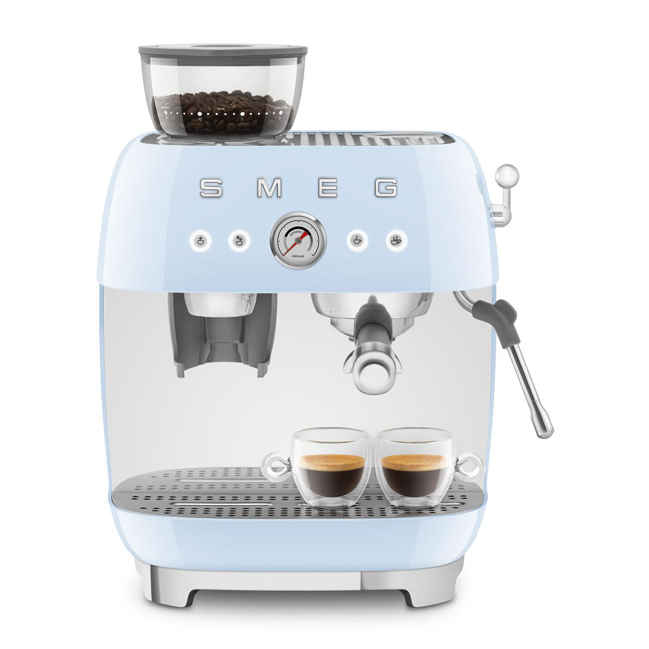 Hellblaue SMEG Kaffeemaschine mit zwei Kaffeetassen und Bohnenbehälter.