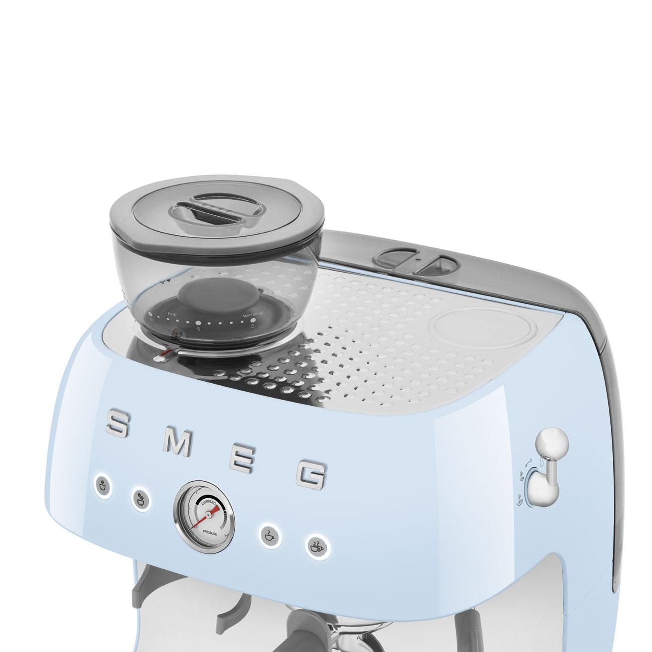 Hellblaue SMEG Kaffeemaschine mit transparentem Bohnenbehälter oben.