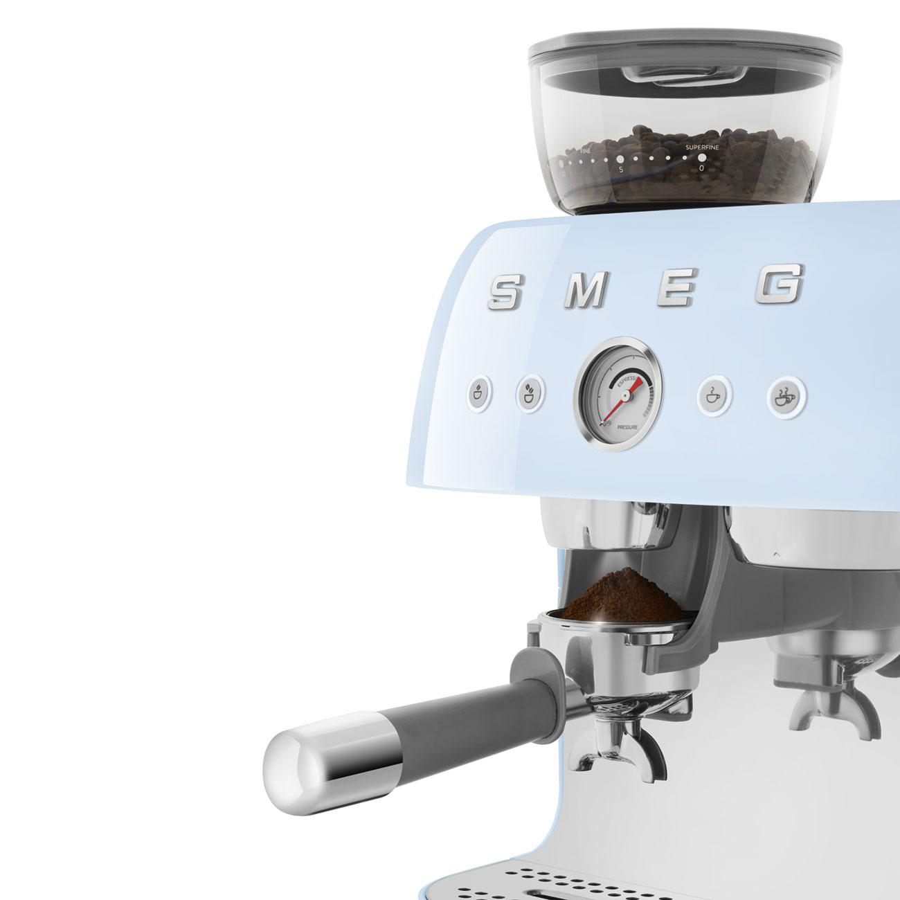Eine hellblaue SMEG Espressomaschine mit einem Kaffeebehälter.