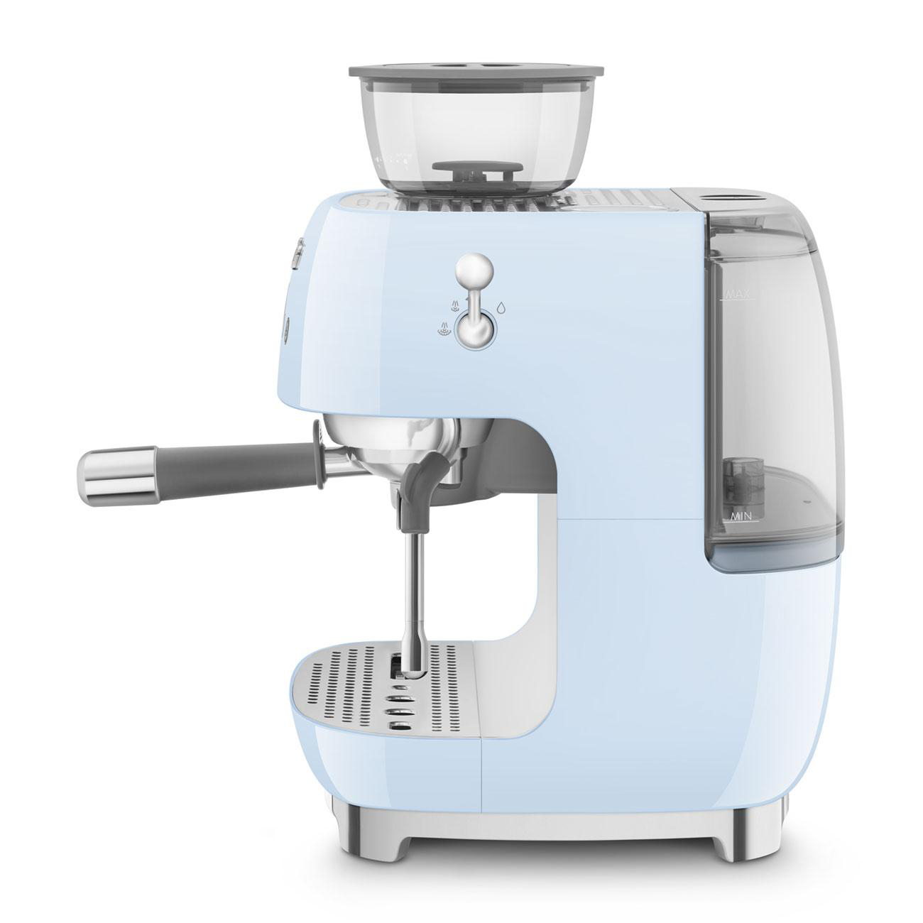 Hellblaue Smeg Espressomaschine mit transparentem Bohnenbehälter.