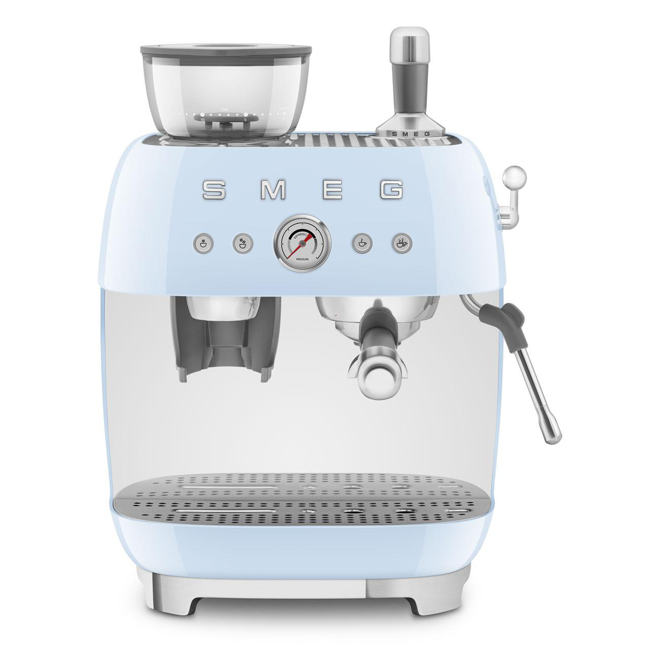 Hellblaue Smeg Espressomaschine mit transparentem Behälter, auf weißem Hintergrund.