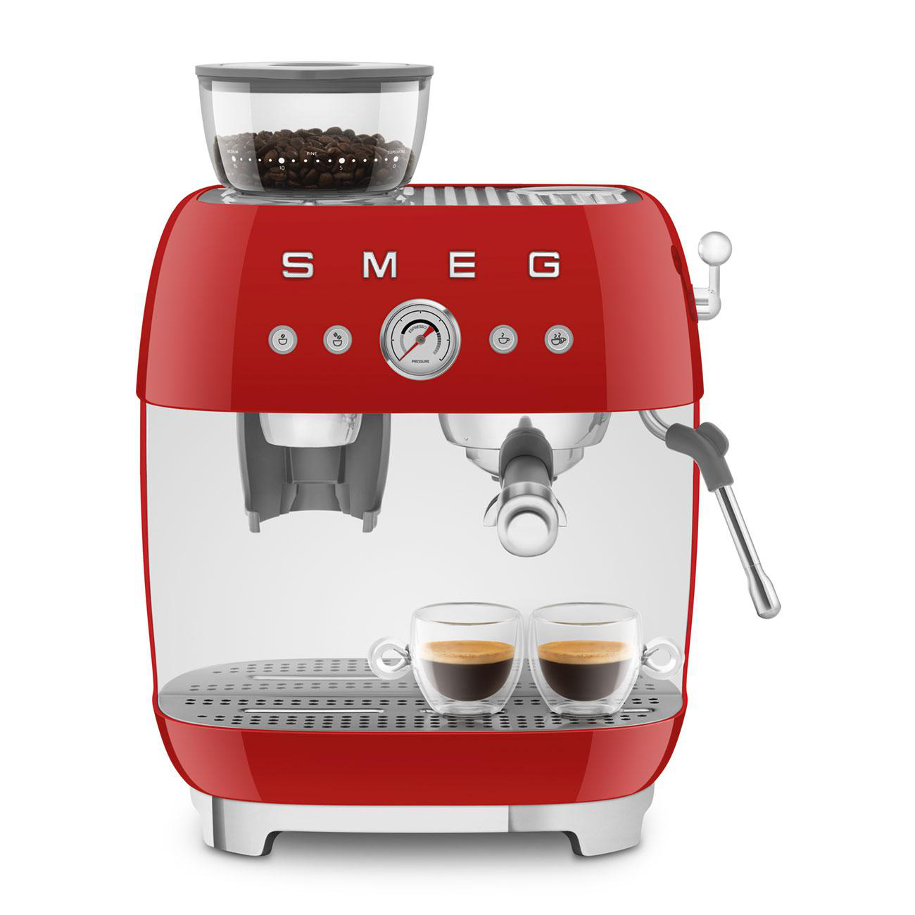 Rote SMEG Espressomaschine mit zwei Tassen Kaffee und einem Bohnenbehälter oben drauf.