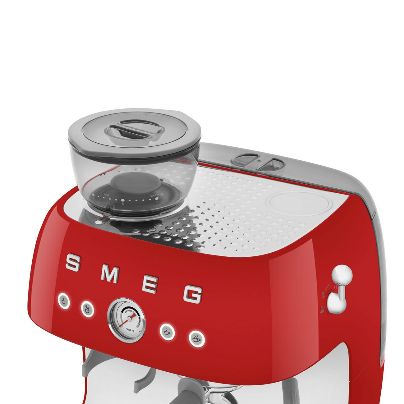 Rote SMEG Kaffeemaschine mit Bohnenmühle oben, weißer Hintergrund.