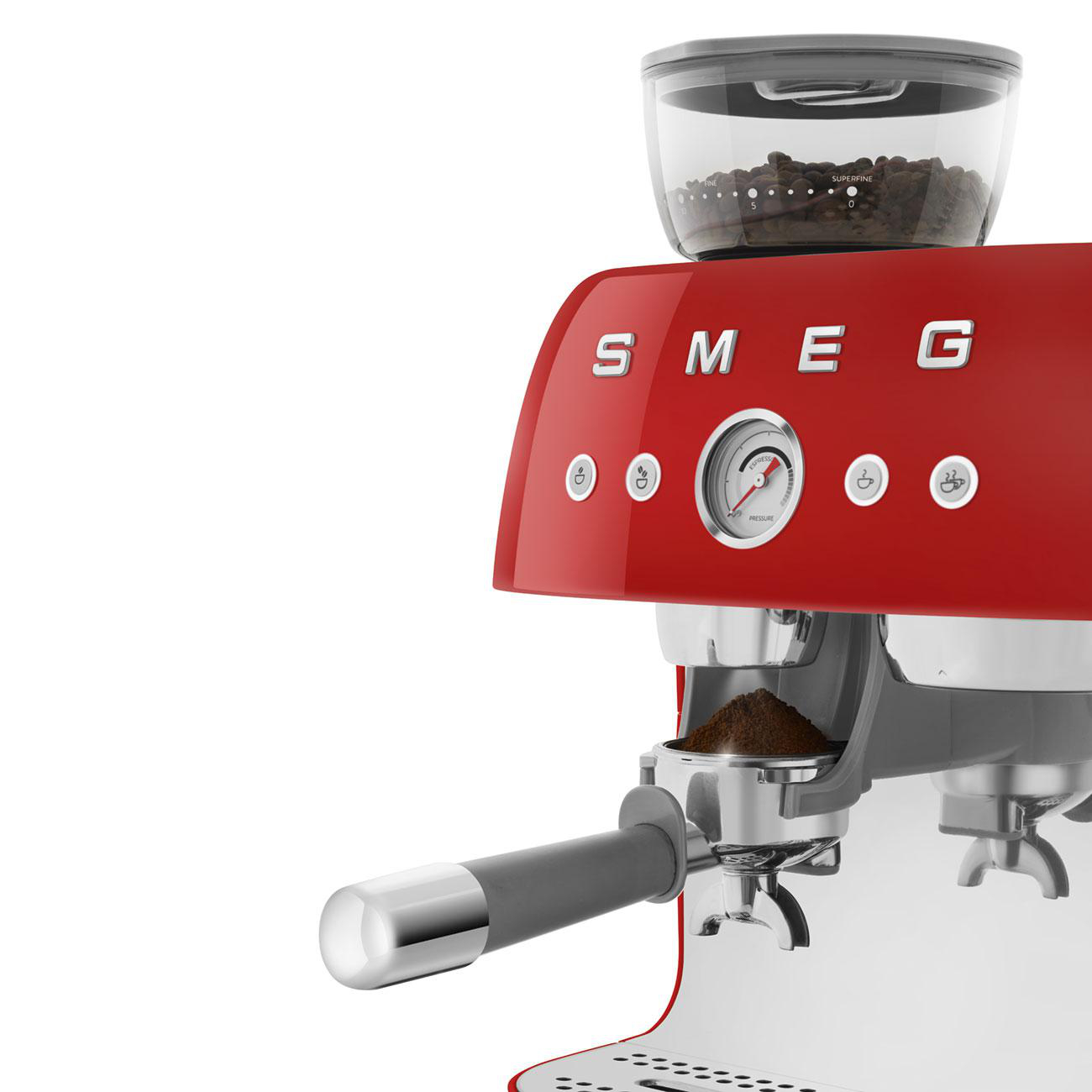 Rote und silberne SMEG Espressomaschine mit Kaffeemühle auf weißer Oberfläche.