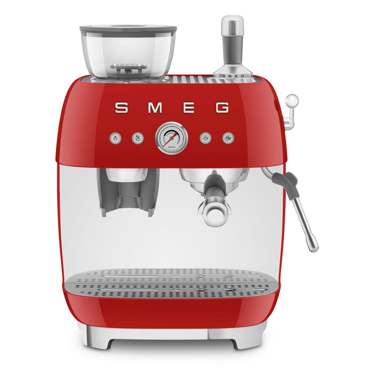 Rote SMEG Espressomaschine. Klarer Wassertank und Mahlwerk oben. Weißer Hintergrund.