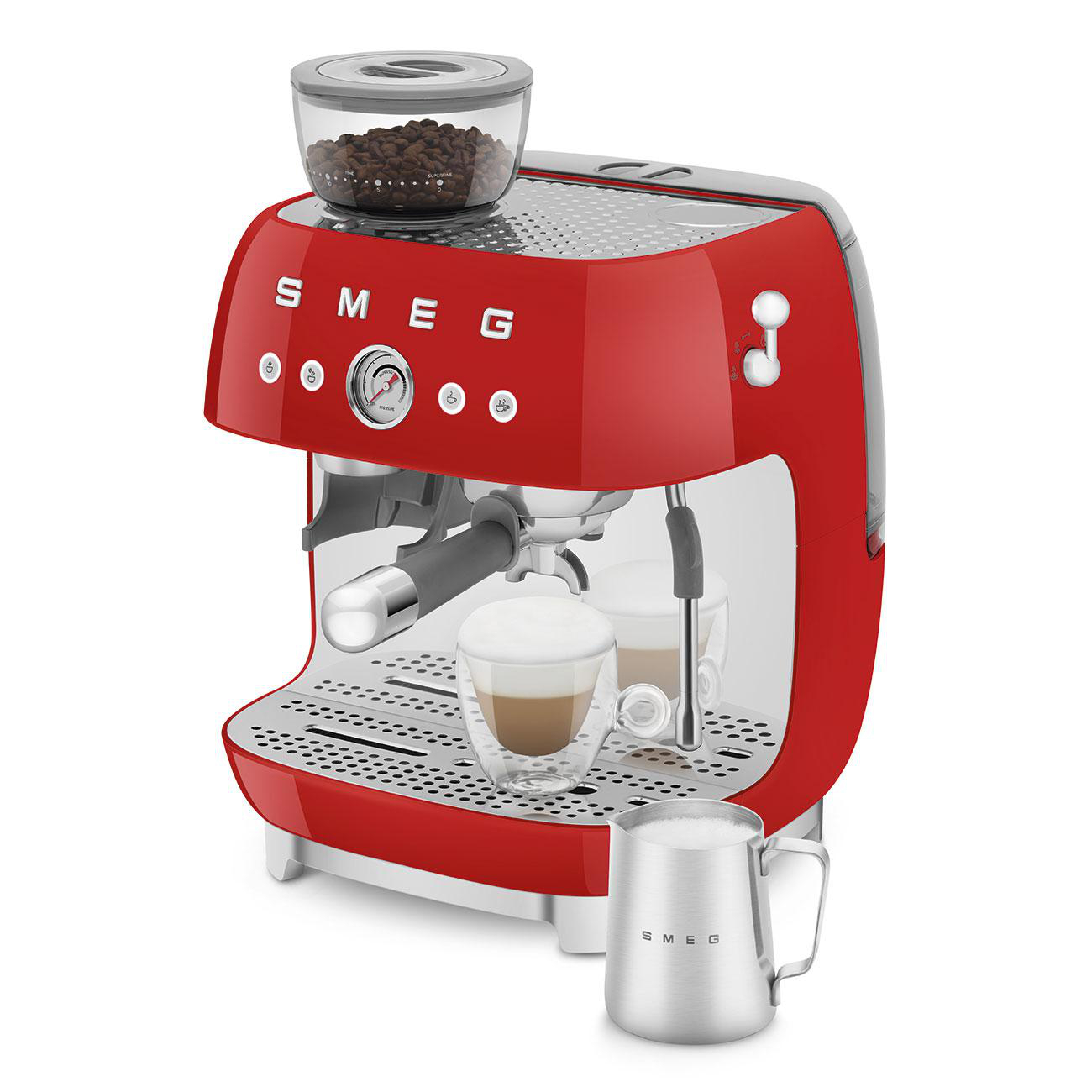 Rote Smeg Espressomaschine mit einem Glas Kaffeetasse, einem Milchaufschäumer und einem Bohnenbehälter.