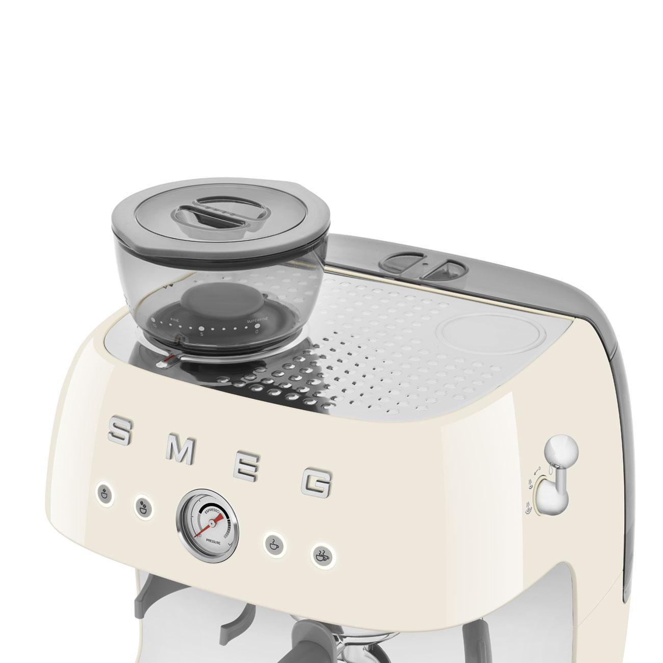Cremefarbene SMEG Espressomaschine. Draufsicht auf das Mahlwerk. Kreisförmiges Zifferblatt und Knöpfe sichtbar.
