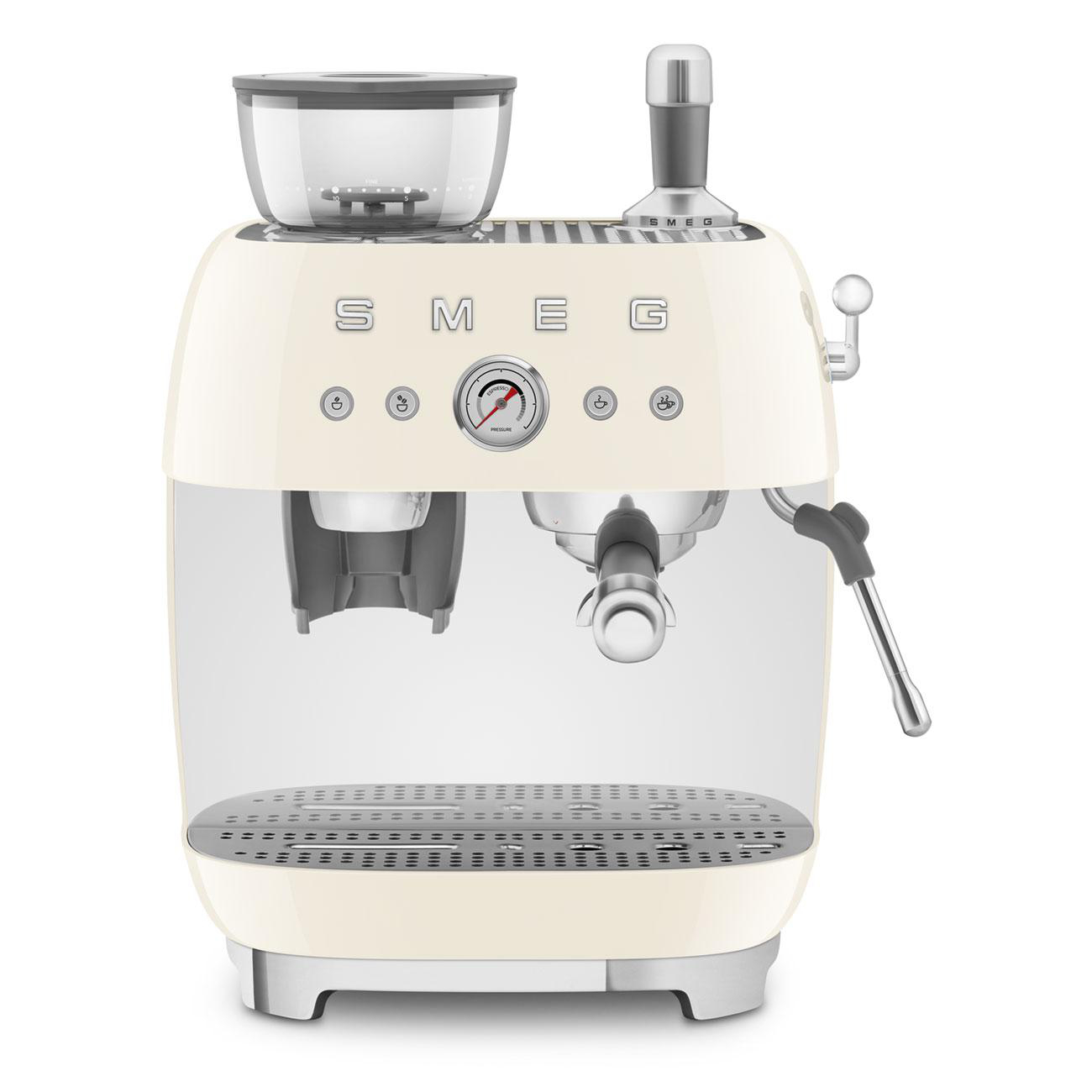 Cremefarbene Smeg Espressomaschine mit Mahlwerk, Wassertank und Bedienelementen.