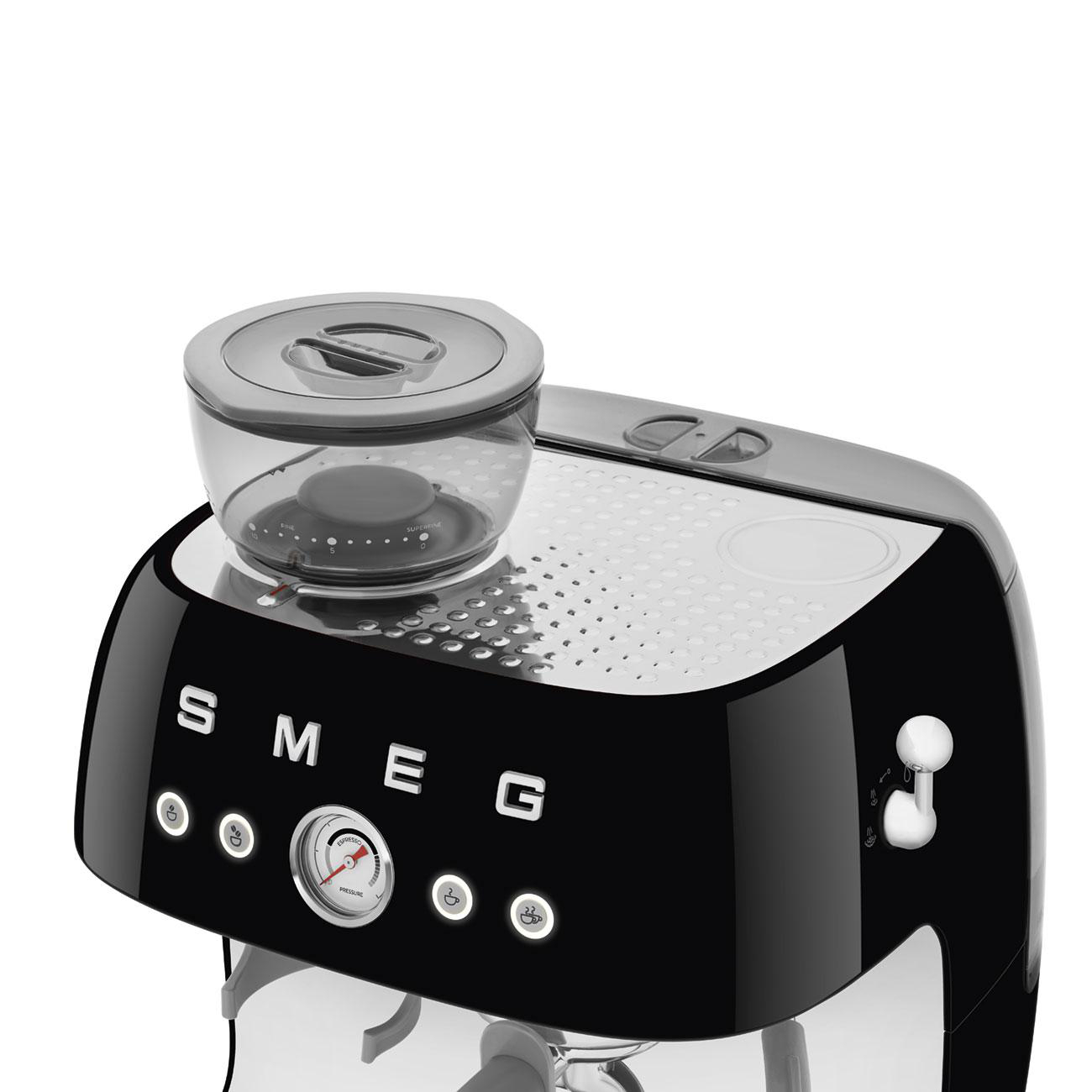 Eine schwarze SMEG Espressomaschine mit klarem Deckel und mehreren Bedienelementen.
