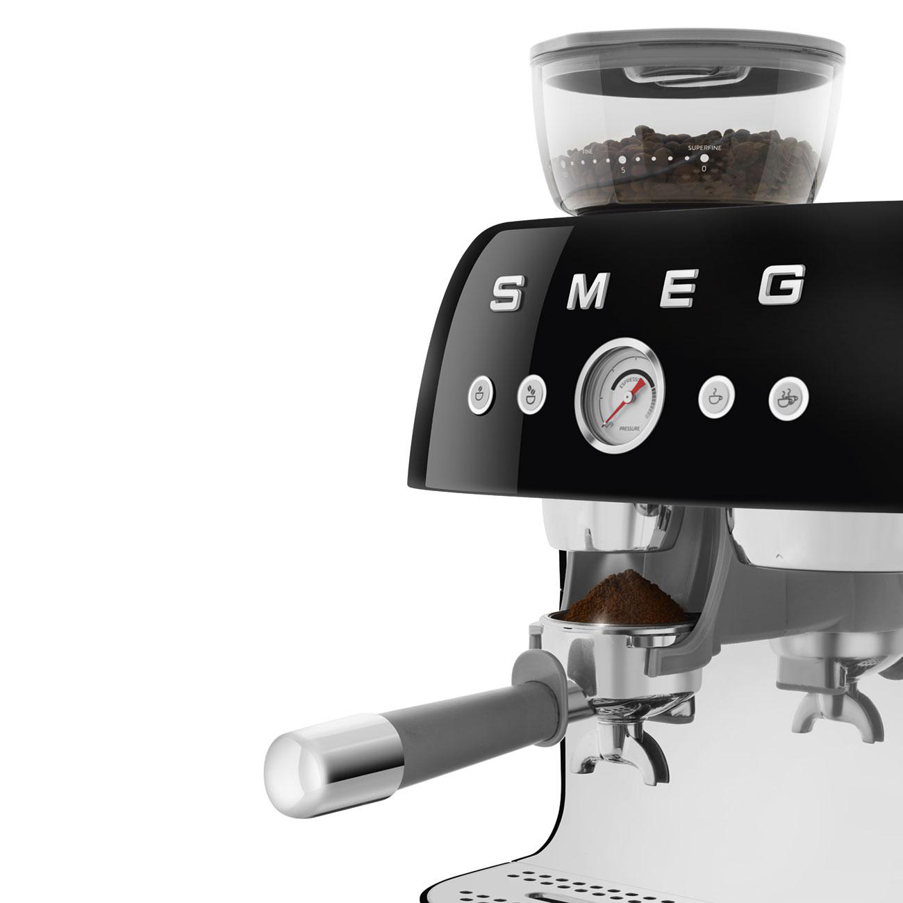 Schwarze und silberne SMEG Espressomaschine mit einem Kaffeebohnenbehälter.