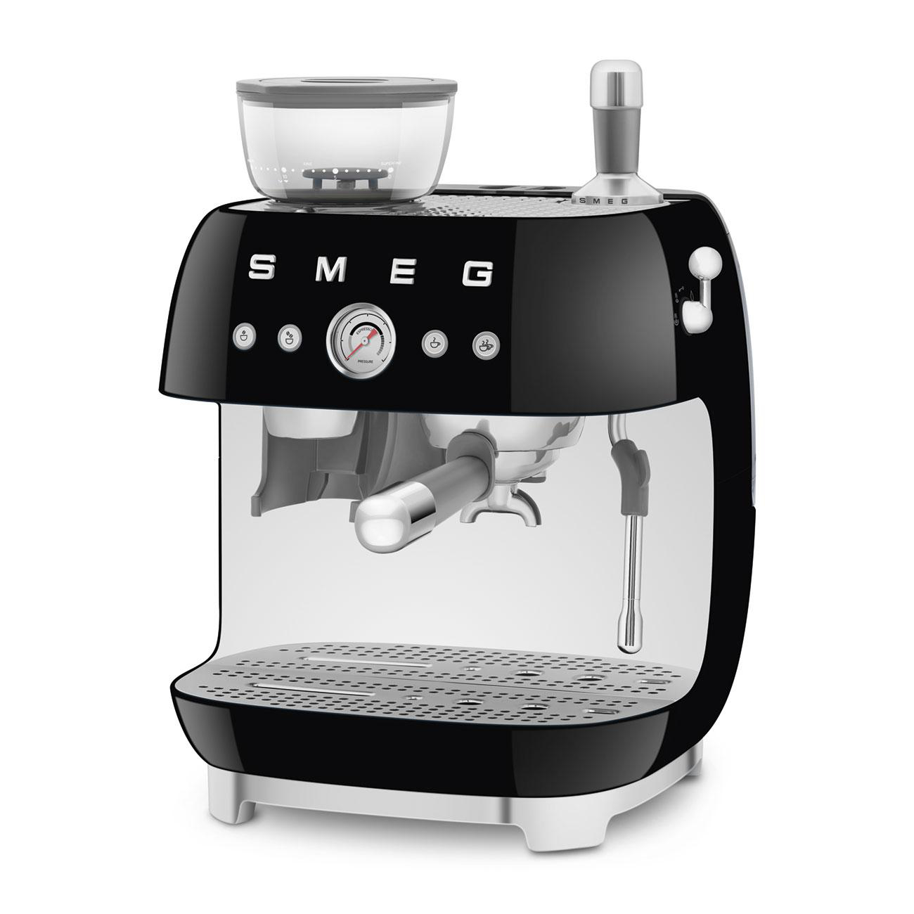 Schwarze Smeg Espressomaschine mit Mahlwerk oben drauf.